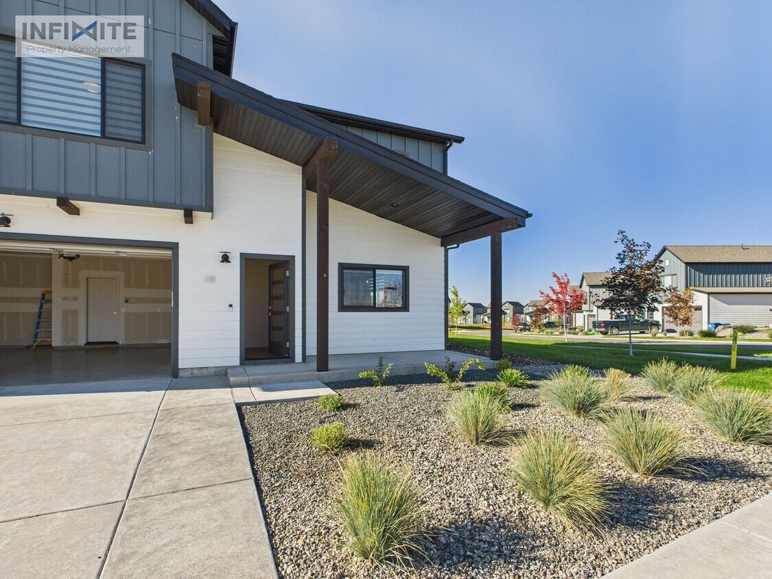 Foto principal - 3 Bedroom - Modern Comfort in a Peaceful S...