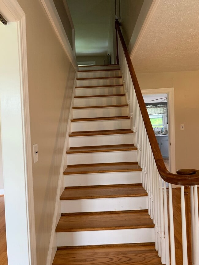 Building Photo - Beautiful 5 bed/2 bath house