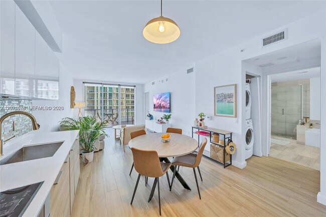 Building Photo - 1300 Brickell Bay Dr