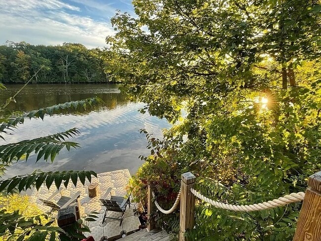 Building Photo - 157 Riverview Ave