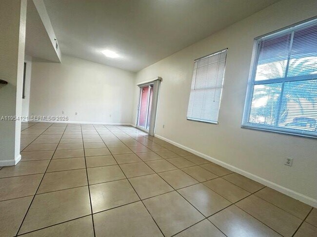 Foto del edificio - 11002 NW 83rd St