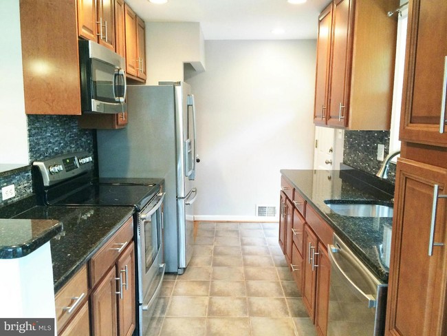Building Photo - 3220 Parkwood Terrace
