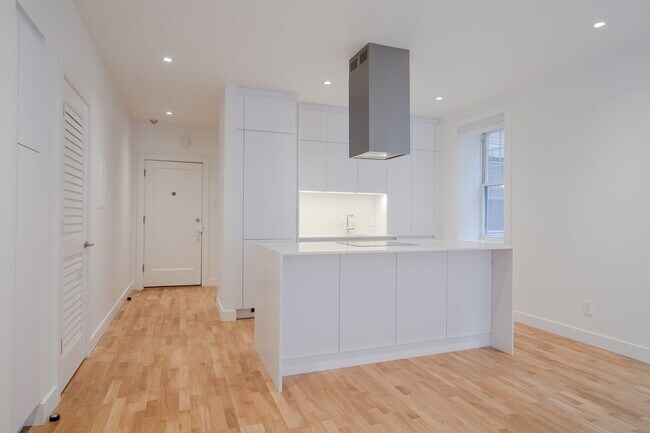 Building Photo - 2100 Rue du Fort