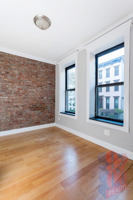 Foto principal - 340 E 18th St