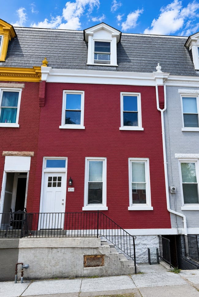 Building Photo - 454 W King St