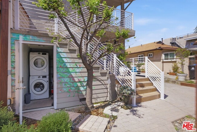 Building Photo - 340 N La Fayette Park Pl