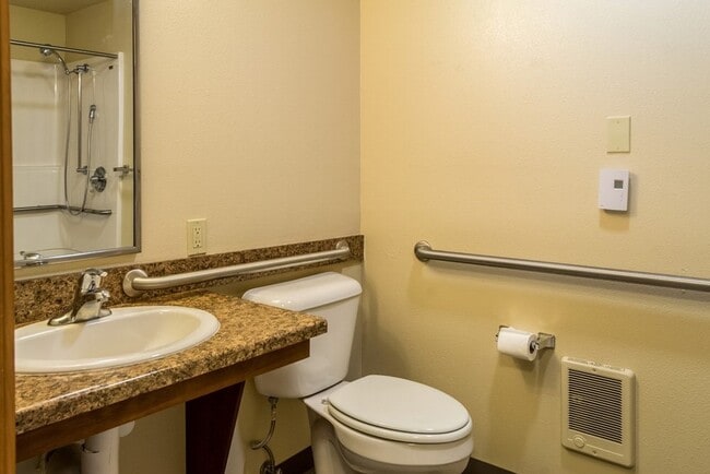 Building Photo - 410 NE Oak St