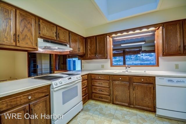 Building Photo - 2121 SW Dillard Ln