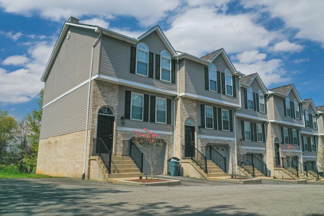 Foto principal - 2 Bed 1.5 Bath Townhouse for Rent in Monac...