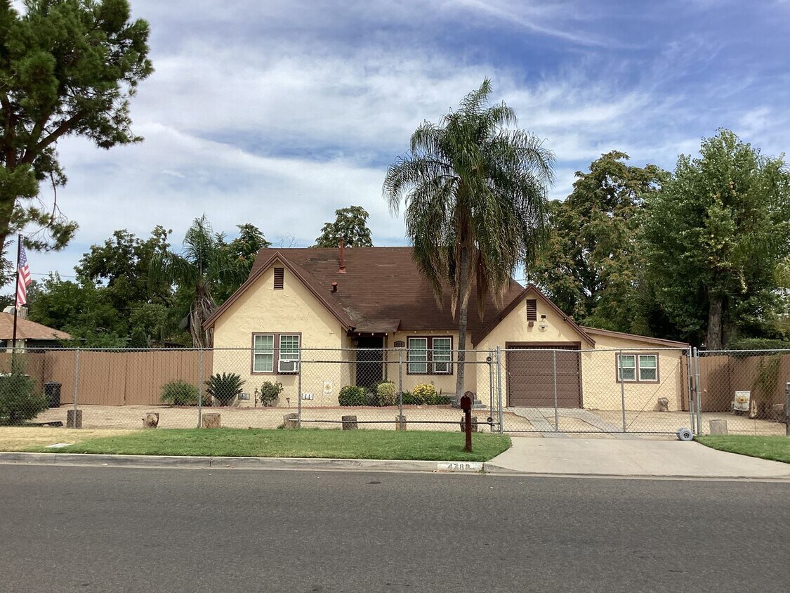 Primary Photo - 4789 E Hedges Ave