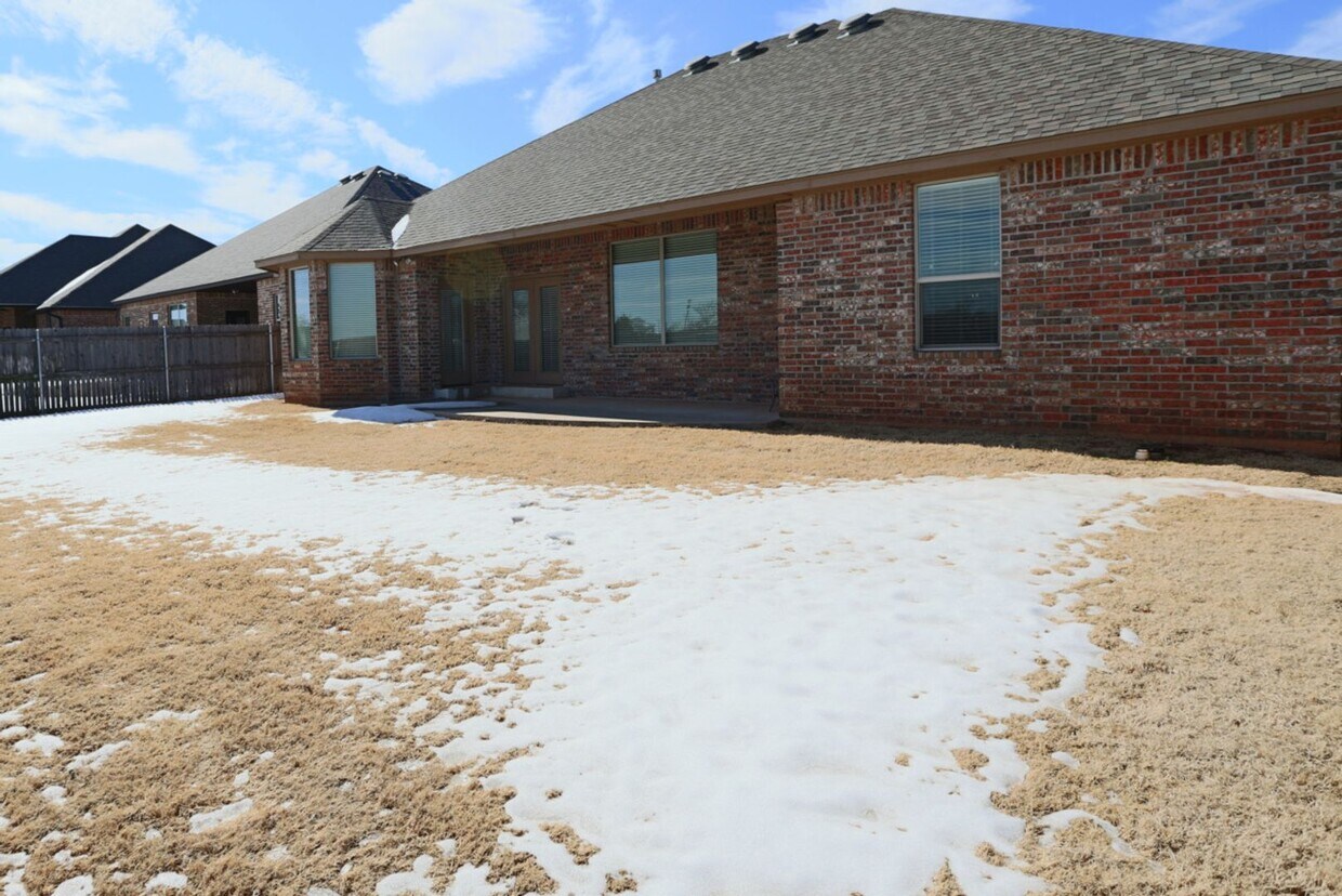 Foto del edificio - Beautiful 4 bed, 2 bath WITH an Office in Mustang Schools