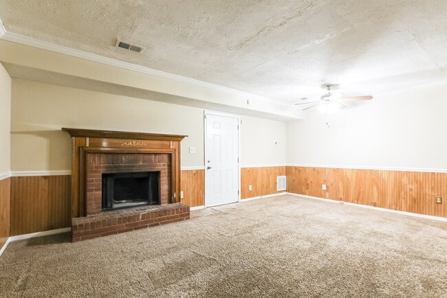 Building Photo - 700 Redland Dr