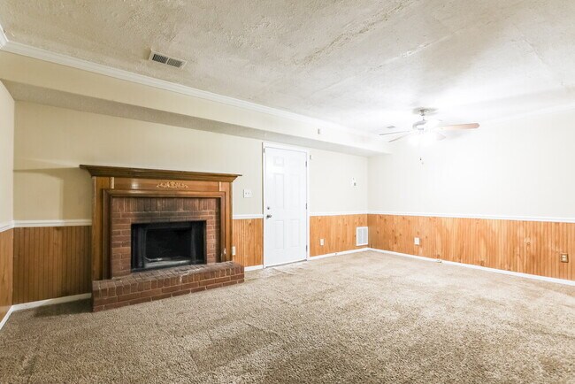 Foto del edificio - 700 Redland Dr