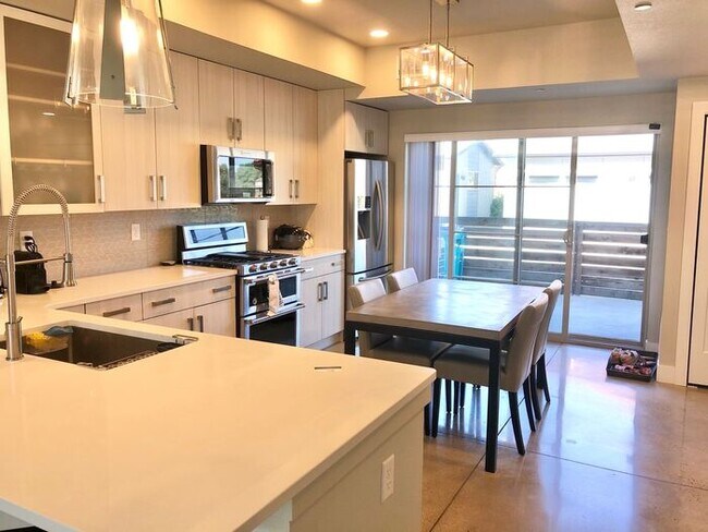 Foto del edificio - Modern 3 Bed 2.5 Bath Townhome Near Old Town!