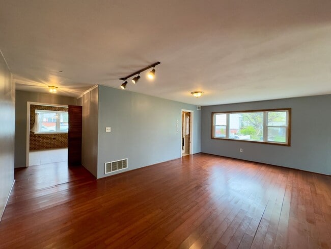 Building Photo - Charming 3-Bedroom Townhome with Spacious ...