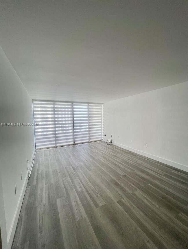 Foto del edificio - 555 NE 15th St