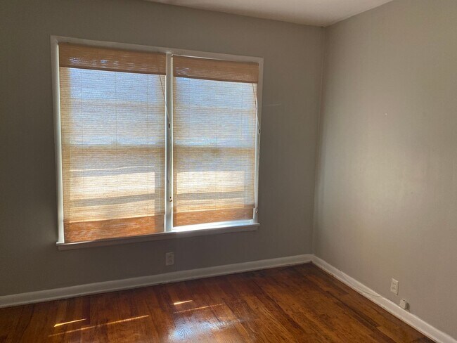 Building Photo - Beautiful 3/2 in Quiet West Sherman Neighb...