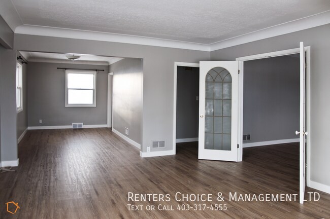 Building Photo - Pet Friendly Suite with Driveway Parking & Private Laundry