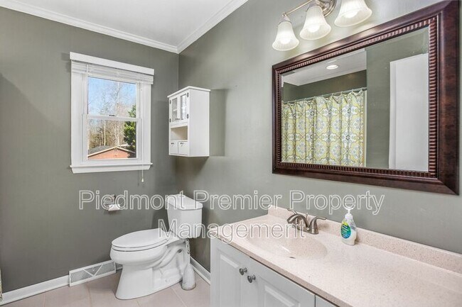 Building Photo - 533 Brentwood Rd