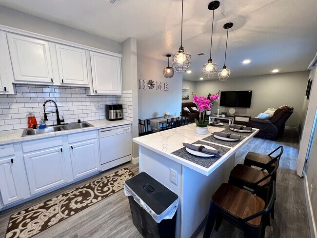 Foto del edificio - MOVE-IN SPECIAL! RENOVATED AND FURNISHED 2...