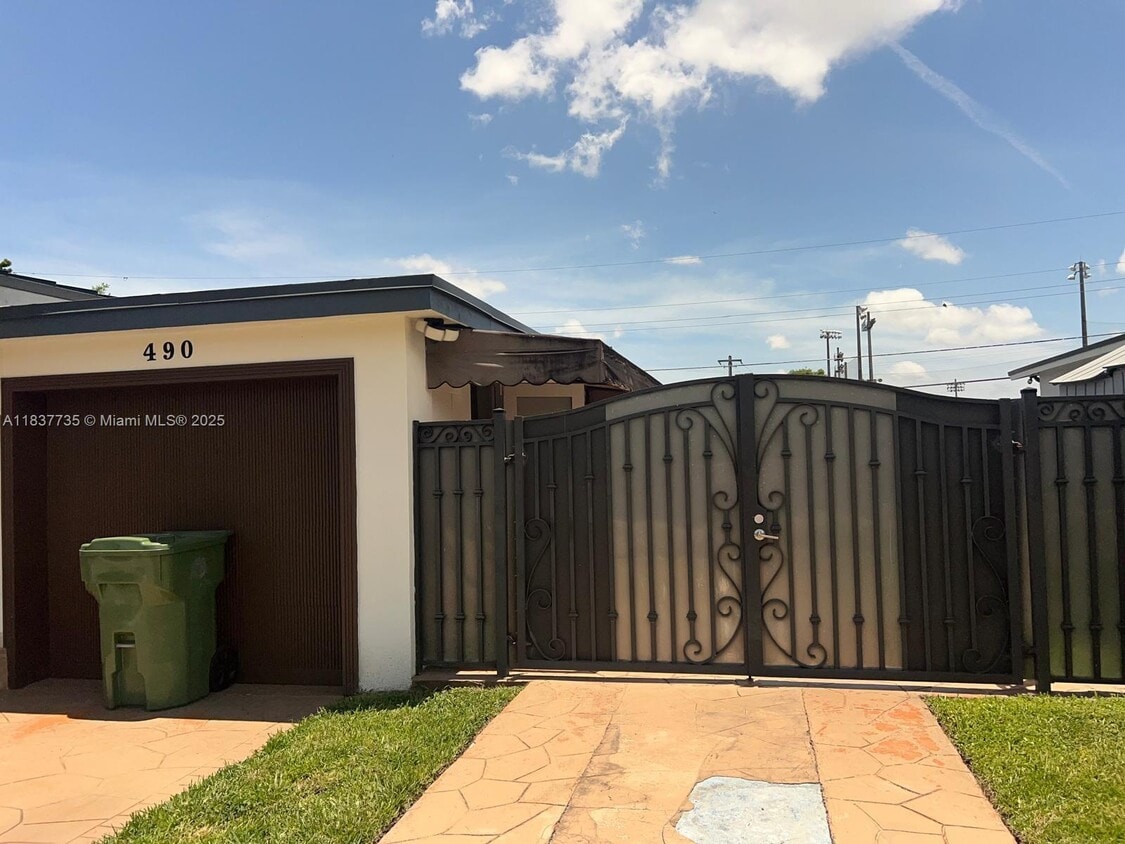 Primary Photo - 490 W 33rd Pl