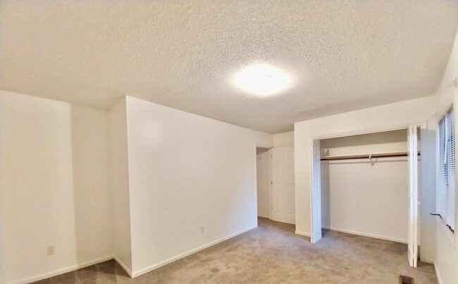 Large closet - 3239 Sunnymede Ln