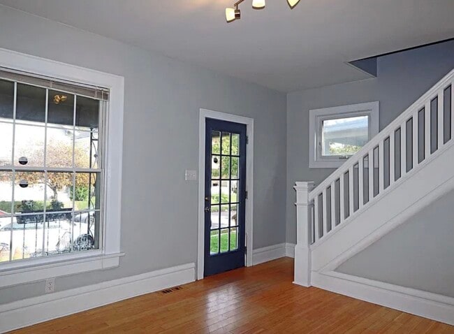 Building Photo - 517 Sheldon Ave