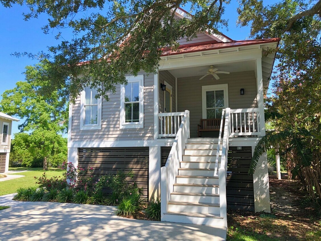 Primary Photo - Beautiful Home Just a Bike Ride Away from ...