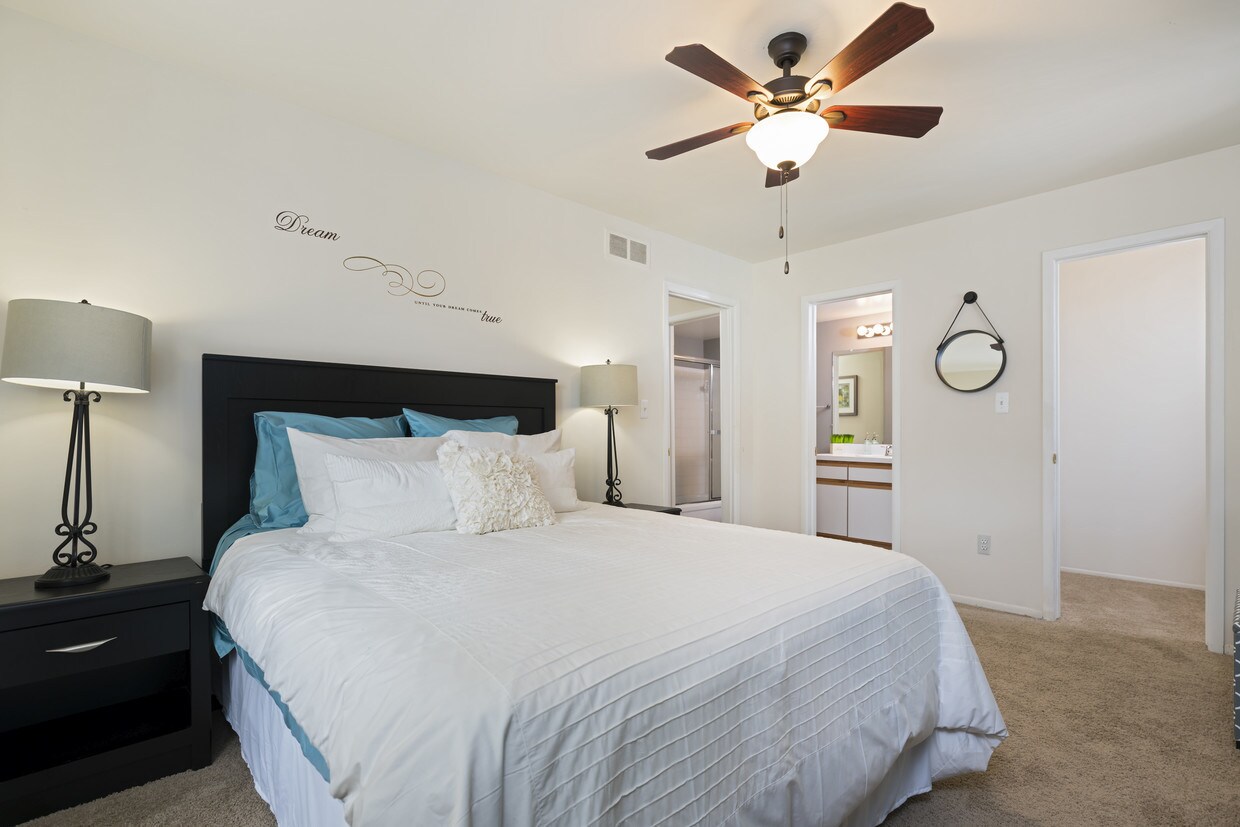 Foto principal - 24181 Clinton St