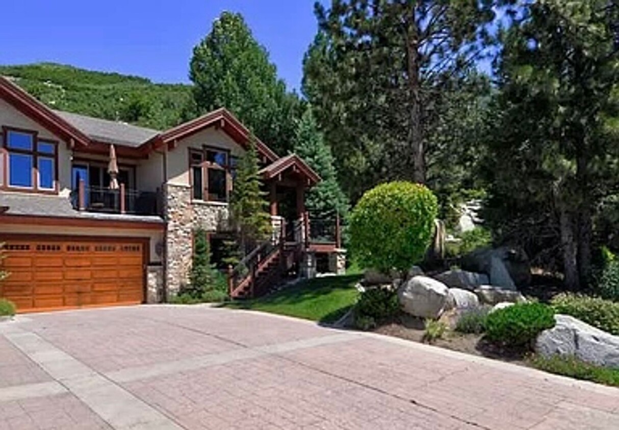 Primary Photo - Luxury Townhome in The Boulders private co...