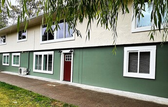 Building Photo - 405 NE Denver St