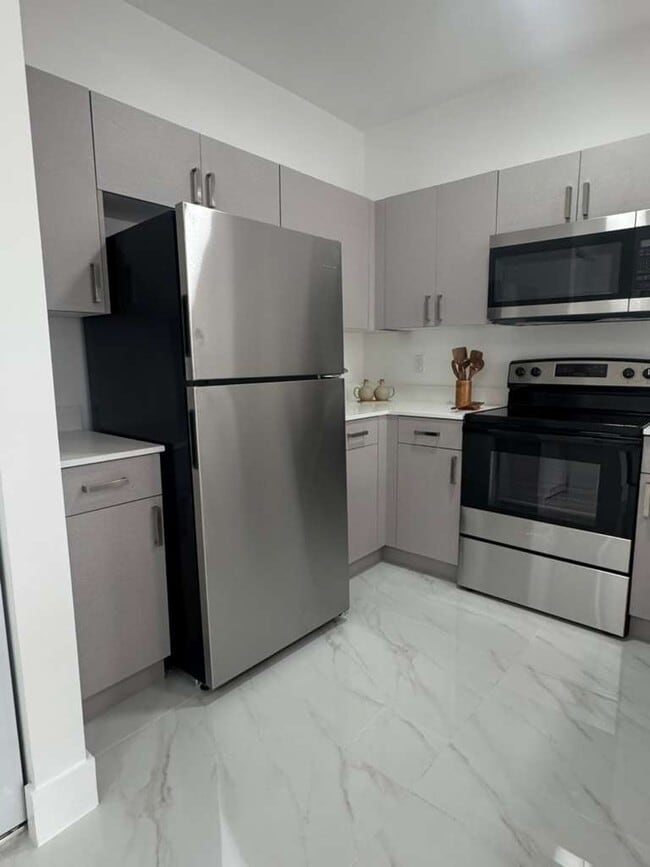 Building Photo - 1042 W 66th St