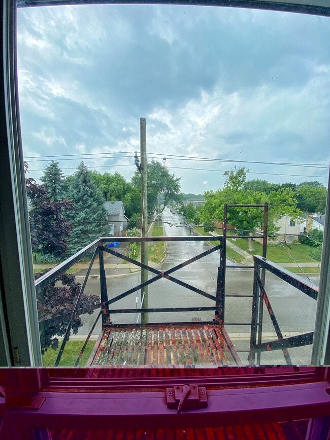 Building Photo - 32 Mackay Av