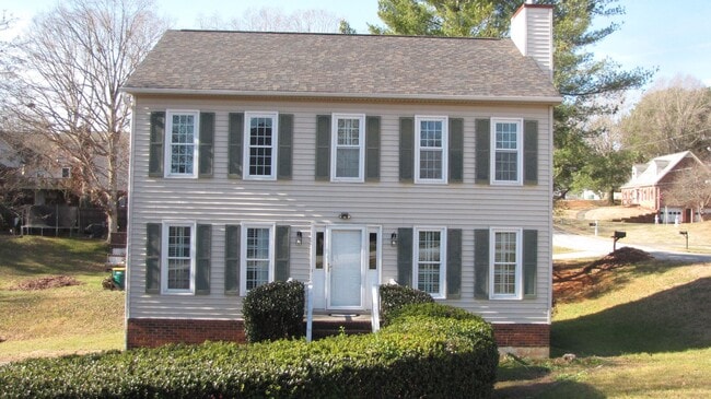 Well-kept 3 bedroom 2 1/2 bath home in the heart of Clemmons - Well-kept 3 bedroom 2 1/2 bath home in the heart of Clemmons