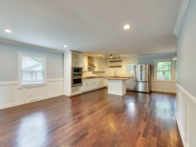 Building Photo - Great Midwood area charmer ready for move in!