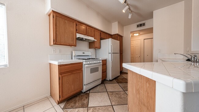 Building Photo - Charming 2bd 2bth Condo