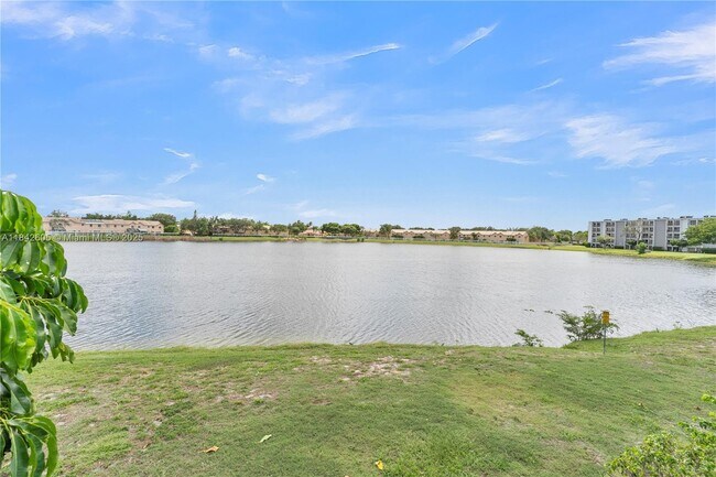 Foto del edificio - 8560 N Sherman Cir