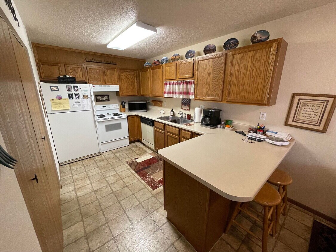 Primary Photo - APPLICATION PENDING -- Spacious, Pet-Frien...