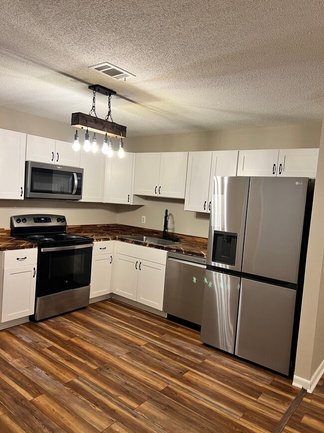 Building Photo - 706 Shady Ln Dr