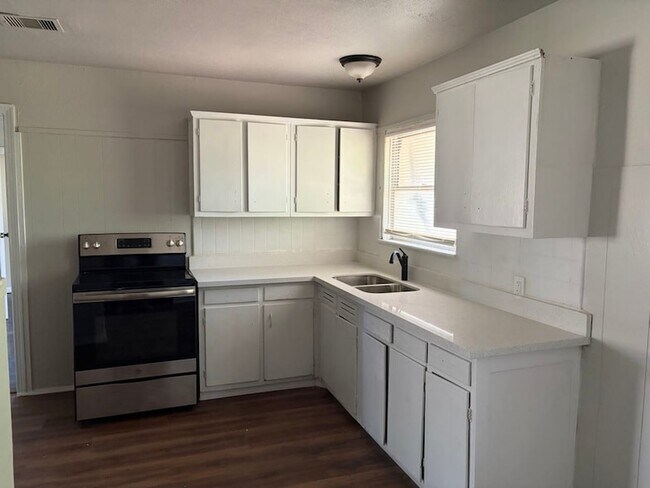 Photo - 5782 Belcrest St House