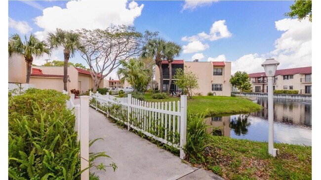 Foto del edificio - 2050 Oleander Blvd