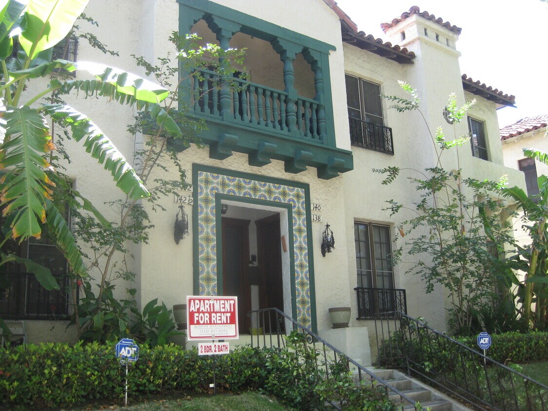 Front Exterior - 142 N Sycamore Ave