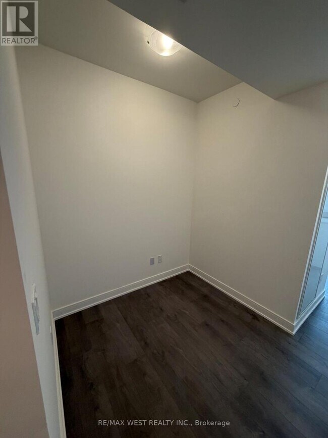 Photo du bâtiment - 705 Davis Dr