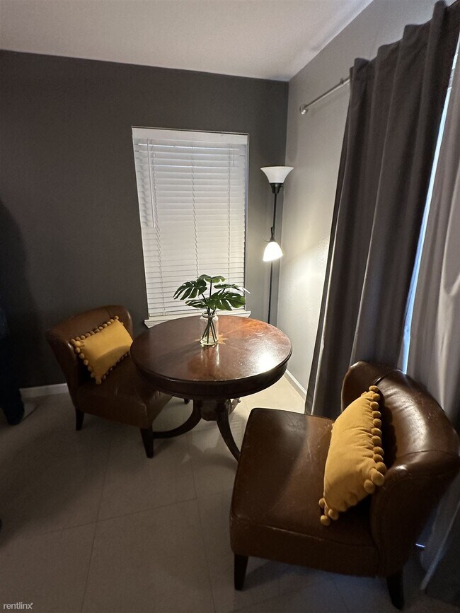 Building Photo - 2 br, 2 bath Duplex - 6220 Northwest King ...