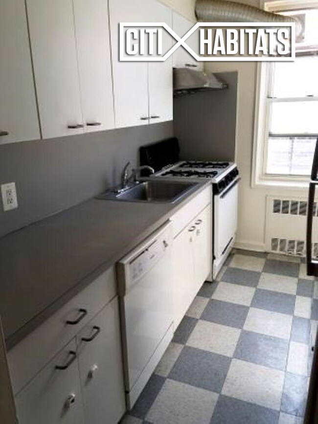 Building Photo - 6441 Saunders St