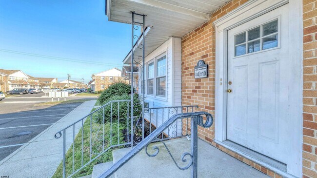 Building Photo - 705 N Dudley Ave