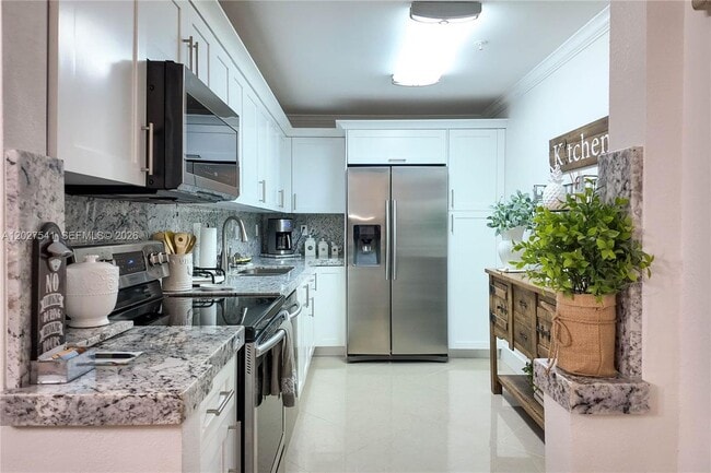 Building Photo - 3001 S Ocean Dr