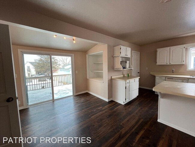 Building Photo - 2 br, 1 bath House - 527 W Benton St
