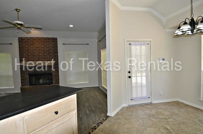 Foto del edificio - 7601 Delhi Rd