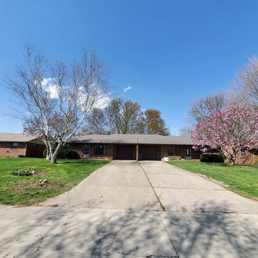 Duplex with garage - 118 Darin Ct
